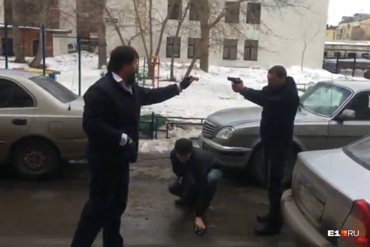 Стрельбу открыл мужчина, который в драке не участвовал Стрельбу открыл мужчина, который в драке не участвовал