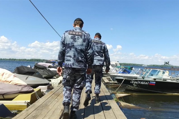 Мужчины увидели тонущего человека во время патрулирования Мужчины увидели тонущего человека во время патрулирования 