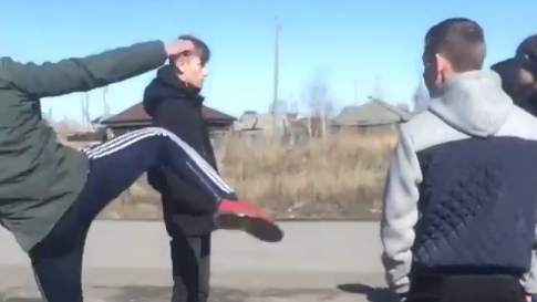 Жители Барабинска пересылали друг другу в социальных сетях видео с жестоким избиением подростка