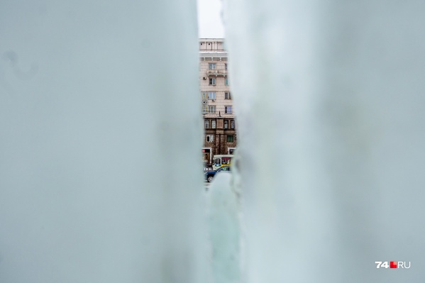 Городок в центре Челябинска буквально трещит по швам Городок в центре Челябинска буквально трещит по швам