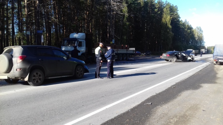 На Урале BMW, нарушив правила, насмерть сбил водителя МАЗа, отдыхавшего на стоянке