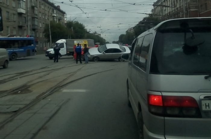 Авария произошла на пересечении проспекта Дзержинского и Волочаевской Авария произошла на пересечении проспекта Дзержинского и Волочаевской