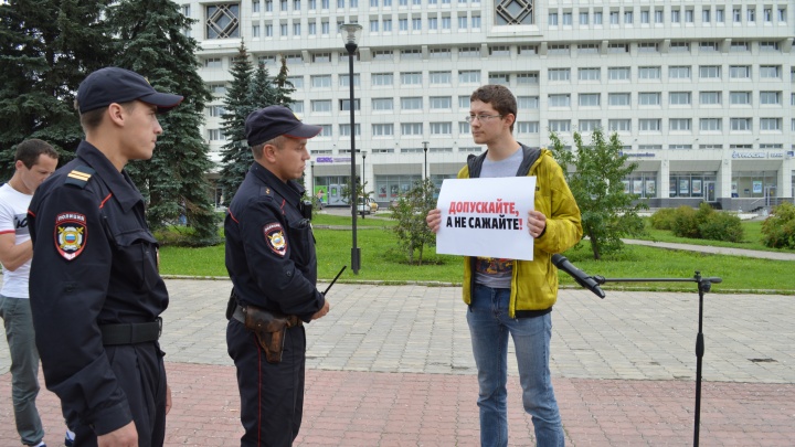 В центре Перми по соседству прошли одиночные пикеты навальнистов и «молодежки» краевой администрации