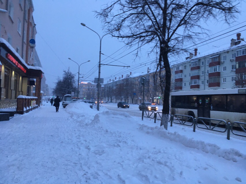 На центральных улицах снег убрали, но местами остаются большие сугробы На центральных улицах снег убрали, но местами остаются большие сугробы