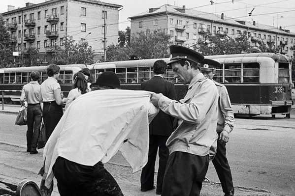 В советское время отдыхать на улице не допускалось — в конце концов, это разлагает обстановку В советское время отдыхать на улице не допускалось — в конце концов, это разлагает обстановку