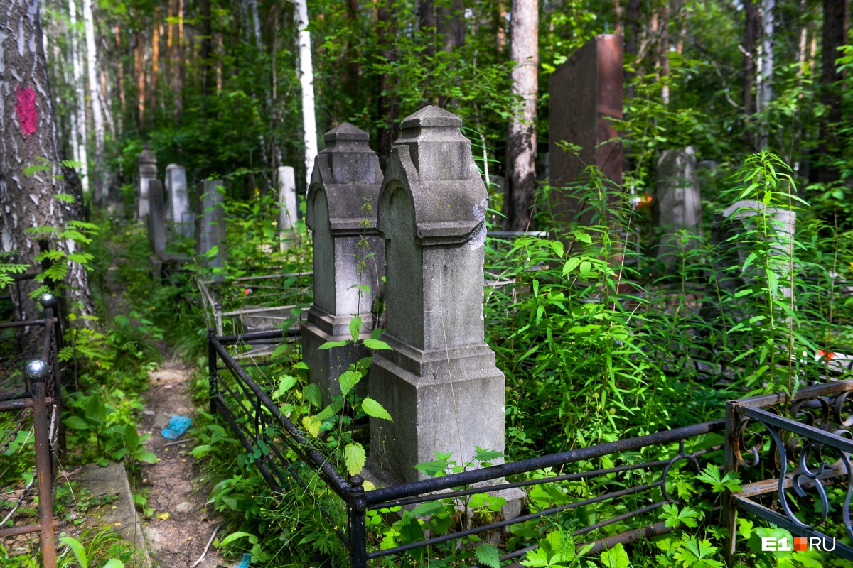 В еврейской секции попадаются надгробия, похожие на старинные