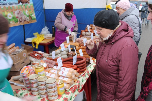 В здании Дворца спорта и на площади перед ним по-прежнему проводят ярмарки В здании Дворца спорта и на площади перед ним по-прежнему проводят ярмарки