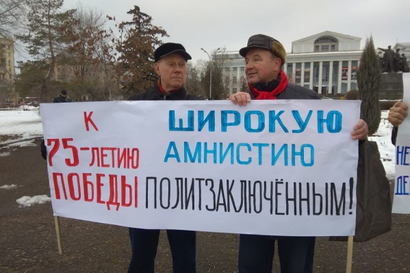 Активистам пытался помешать перед началом пикета неизвестный мужчина Активистам пытался помешать перед началом пикета неизвестный мужчина