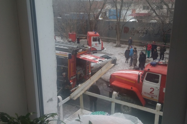 На пожар в жилом доме выезжали четыре автоцистерны и автолестница На пожар в жилом доме выезжали четыре автоцистерны и автолестница