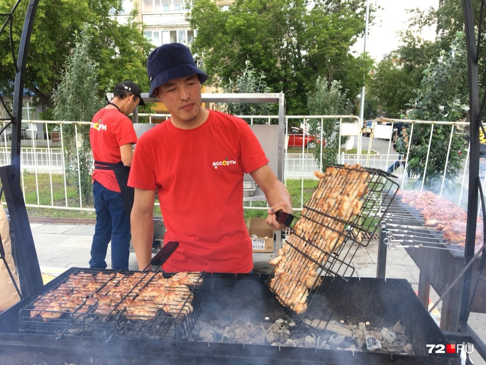 Шашлык готовят прямо на площади Шашлык готовят прямо на площади