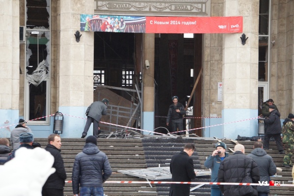 Не поврежденным от страшного взрыва остался только плакат: «С Новым 2014 годом» Не поврежденным от страшного взрыва остался только плакат: «С Новым 2014 годом»