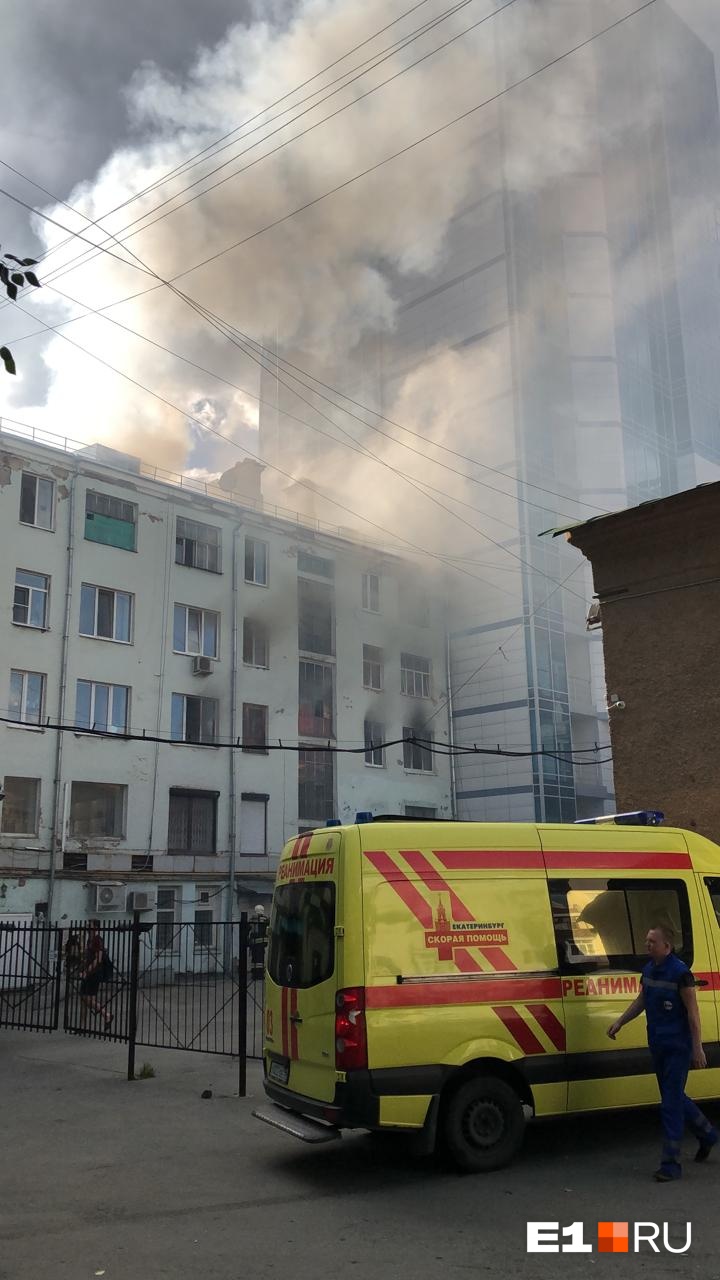 В Екатеринбурге загорелся дом на Вайнера: онлайн-трансляция | 05.07.2019 |  Екатеринбург - БезФормата