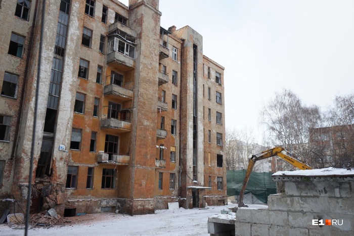 Началось. Совсем скоро от старого дома останутся только руины Началось. Совсем скоро от старого дома останутся только руины
