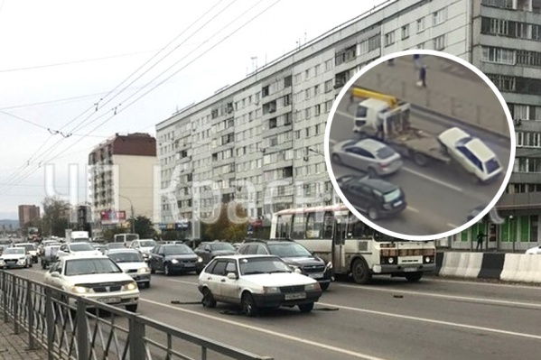 Эвакуатор вез автомобиль на штрафстоянку Эвакуатор вез автомобиль на штрафстоянку
