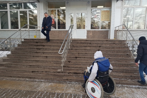 Подняться по ступенькам Альбине Исмагиловой помогают отзывчивые и сильные мужчины Подняться по ступенькам Альбине Исмагиловой помогают отзывчивые и сильные мужчины