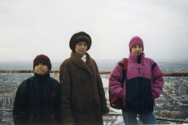 9-летний Слава, 15-летний Ильсур и их мама Рита вместе покорили башню в 1998 году 9-летний Слава, 15-летний Ильсур и их мама Рита вместе покорили башню в 1998 году