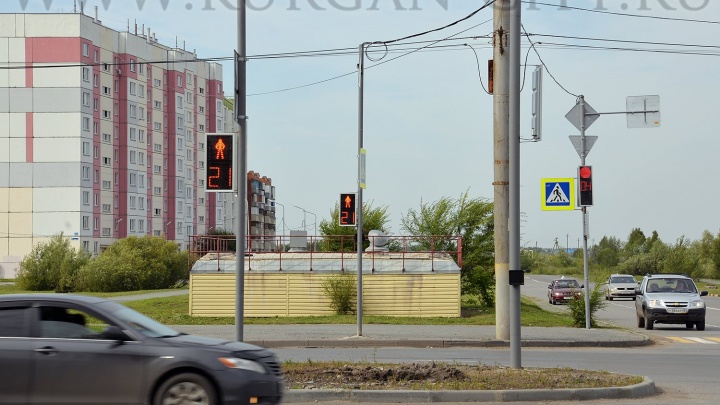 В Кургане на перекрестке улицы Илизарова и проспекта Маршала Голикова заработал новый светофор