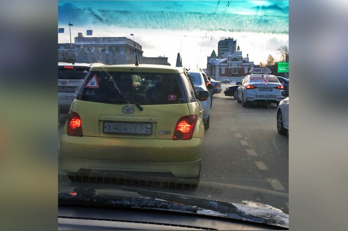 Пробка упирается в площадь Ленина Пробка упирается в площадь Ленина