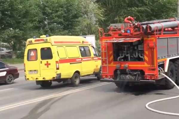 Пожарные выехали на место происшествия и залили водой задымившийся автомобиль Пожарные выехали на место происшествия и залили водой задымившийся автомобиль 