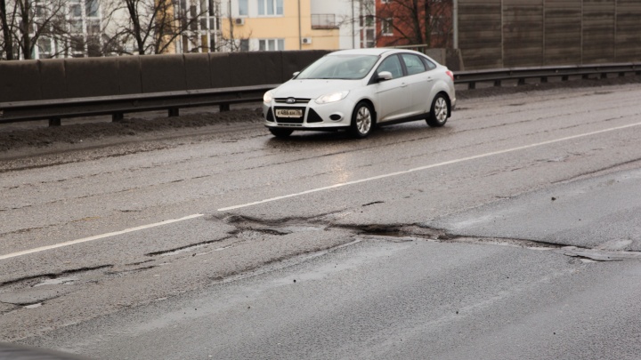 «Заделают литым асфальтом»: когда в Ярославле рабочие перекроют Октябрьский мост для ремонта