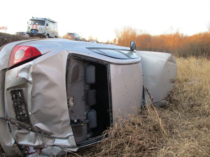 Не мог выбраться из машины: в Ярославской области водитель вылетел с дороги