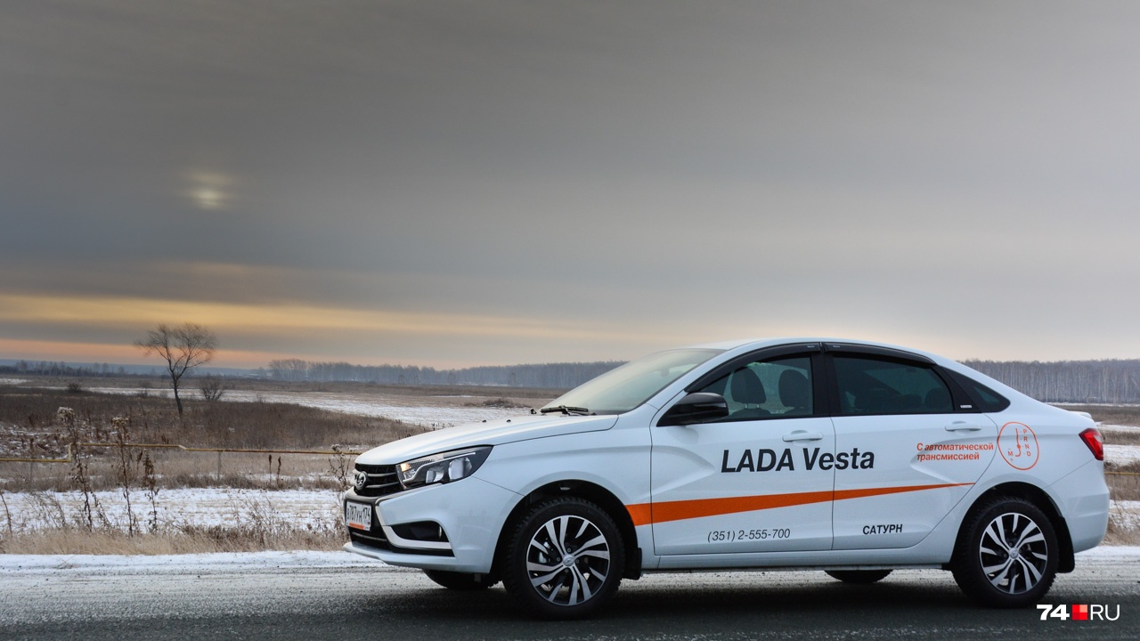 Минимальная стоимость Lada Vesta AT — 737 тысяч рублей. Машины с роботам были дешевле: от 693 тысяч рублей