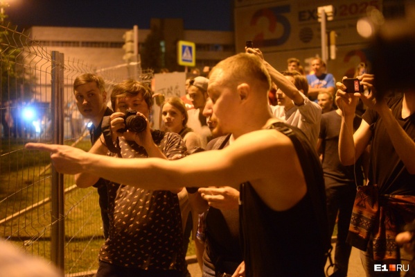 Десятки спортсменов вышли отстаивать стройку, против них — екатеринбуржцы Десятки спортсменов вышли отстаивать стройку, против них — екатеринбуржцы