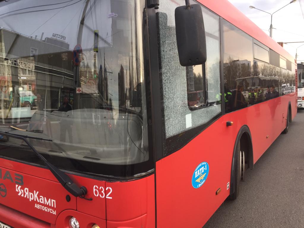 «Внутри были пассажиры и работники»: фото с места, где в Ярославле из пистолета обстреляли автобусы