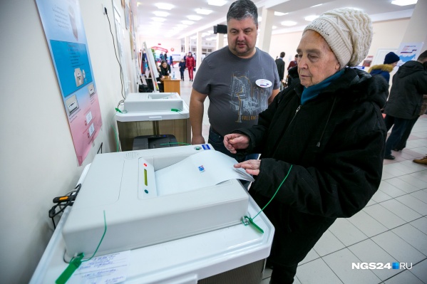 В электронные урны для голосования вбросить бюллетени очень сложно, но в районах таких урн нет В электронные урны для голосования вбросить бюллетени очень сложно, но в районах таких урн нет