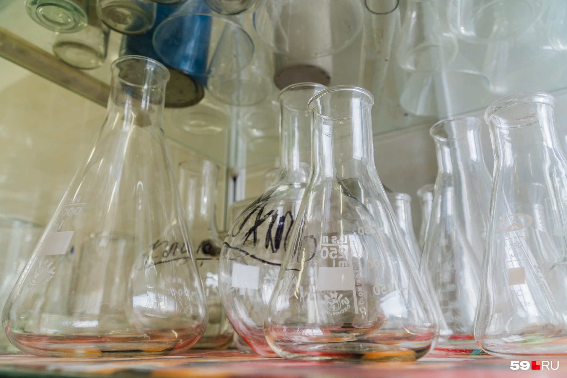 Стерильная химическая посуда необходима для опытов в лаборатории микробиологии и вирусов