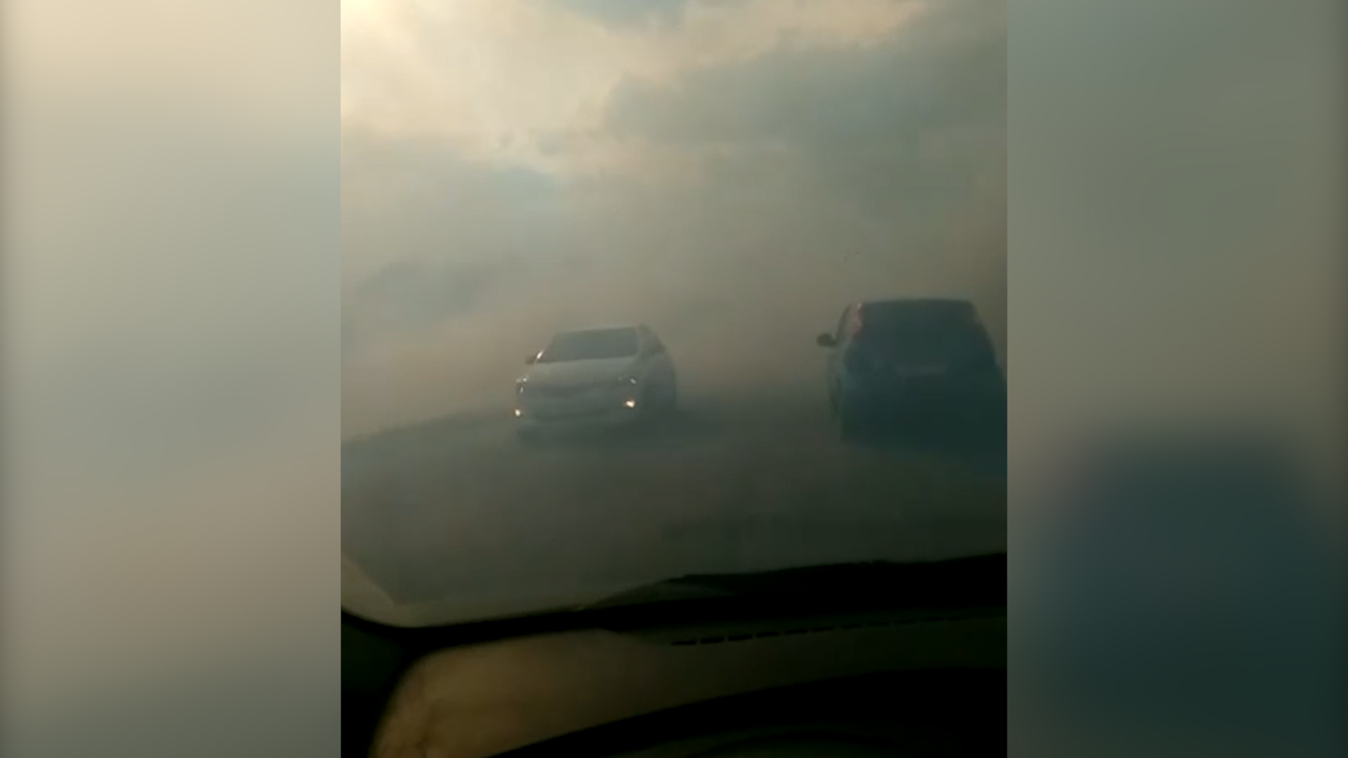 Видимость нулевая: в Челябинске вспыхнул крупный природный пожар, дорогу затянуло дымом