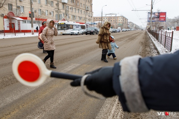 Опасный переход до сих пор охраняют родители и учителя Опасный переход до сих пор охраняют родители и учителя