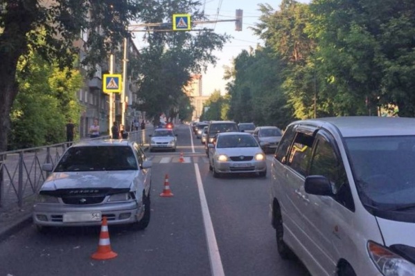 Водитель «Тойоты» сбил девочку, когда она переходила дорогу на зелёный сигнал светофора Водитель «Тойоты» сбил девочку, когда она переходила дорогу на зелёный сигнал светофора 