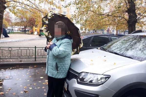 Пожилая женщина три часа простояла у машины неугодной ей соседки. Разбираться в случившемся теперь будут полицейские Пожилая женщина три часа простояла у машины неугодной ей соседки. Разбираться в случившемся теперь будут полицейские 