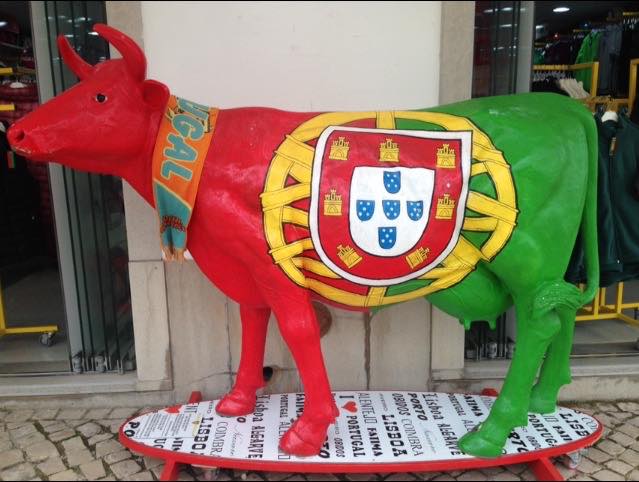 В Португалии футбол — как религия, поэтому в заведениях есть символика любимых команд хозяина