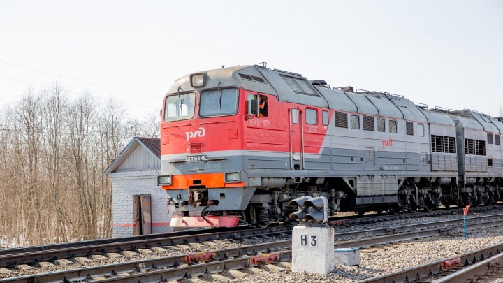 В Ярославле на железнодорожном переезде тепловоз столкнулся с легковушкой