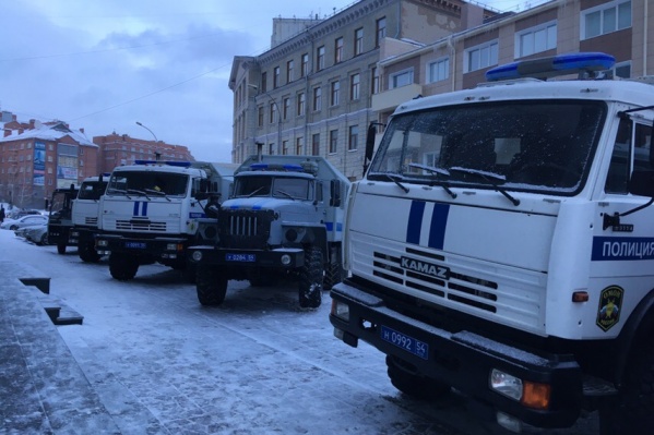 Машины съехались к зданию около 16:45 Машины съехались к зданию около 16:45
