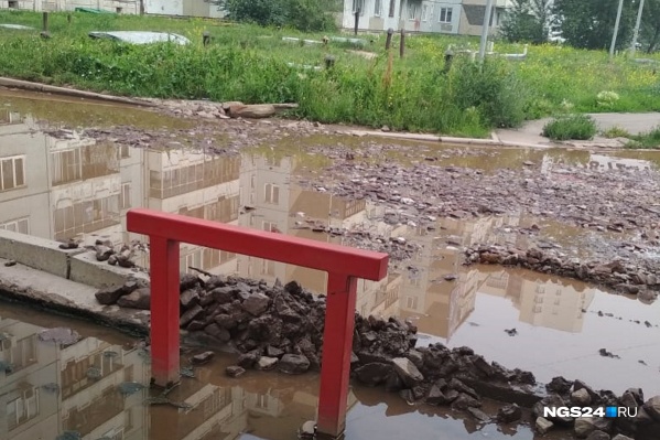 Разбитая дорога, яма и лужа у дома на Ястынской Разбитая дорога, яма и лужа у дома на Ястынской