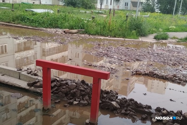 Разбитая дорога, яма и лужа у дома на Ястынской Разбитая дорога, яма и лужа у дома на Ястынской