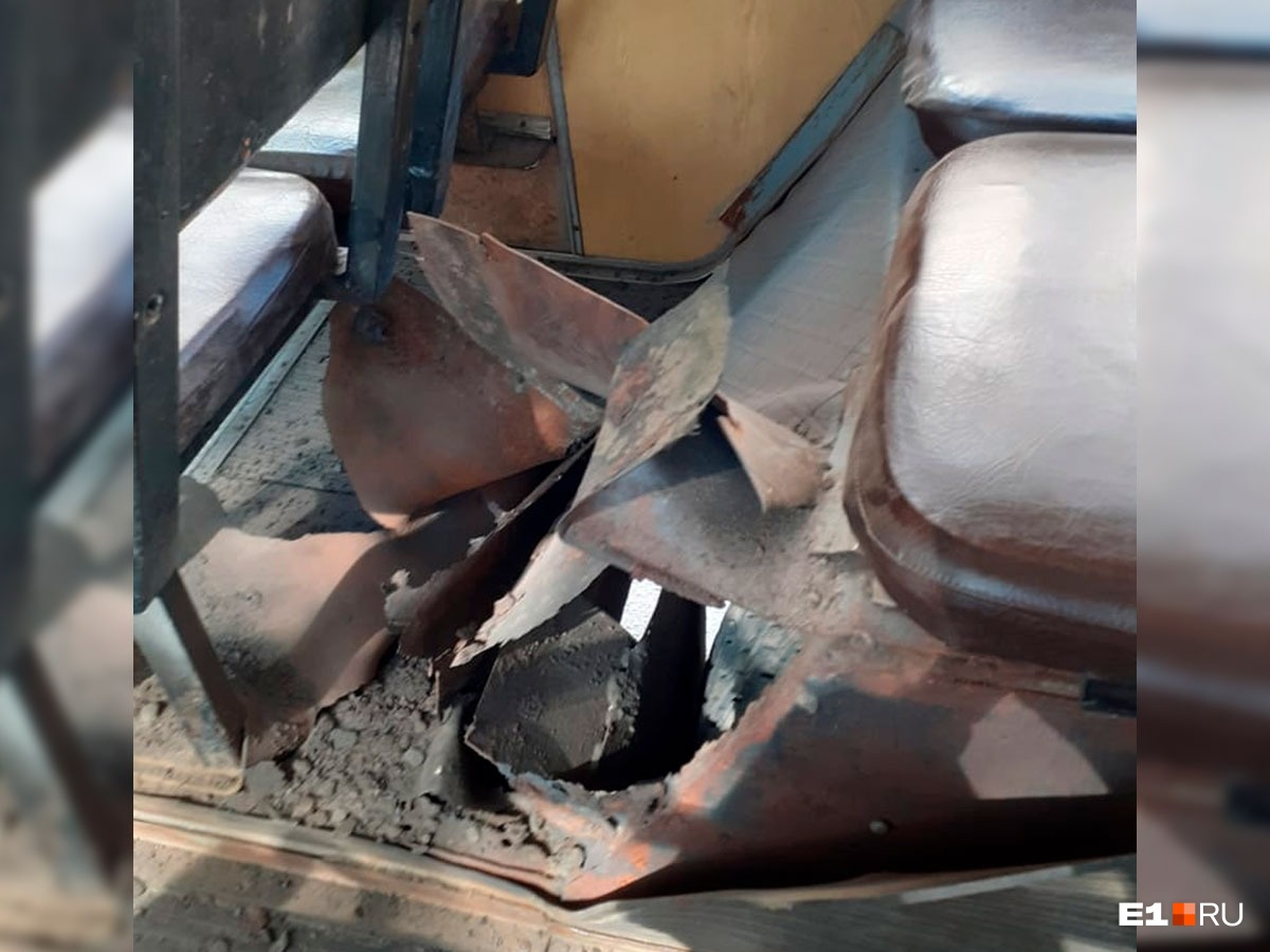 Взорвавшаяся покрышка пробила арку прямо над сиденьем Взорвавшаяся покрышка пробила арку прямо над сиденьем