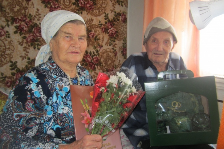 Долгожителям семейной жизни вручили подарок от главы республики