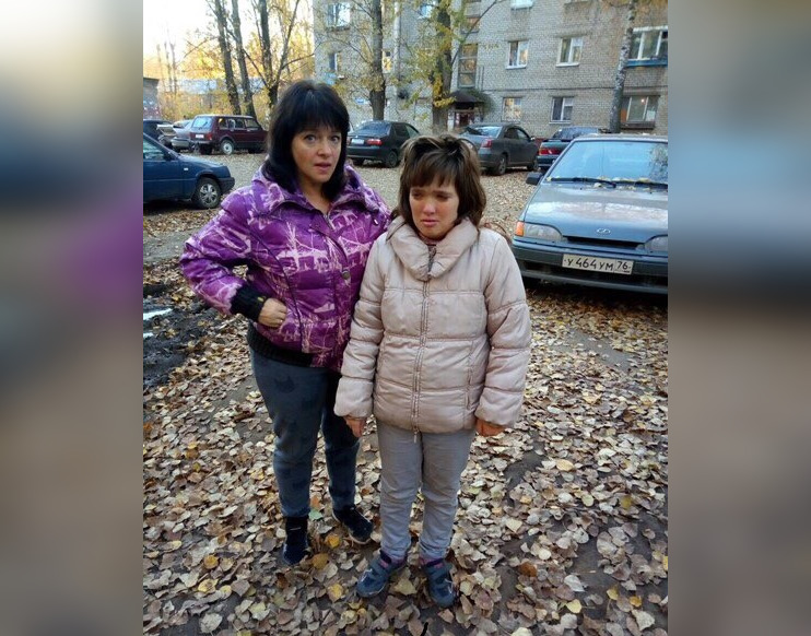Найденная девушка (справа) с мамой Найденная девушка (справа) с мамой 