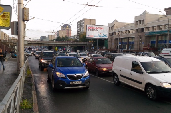 Водители застряли в пробке на Красном проспекте из-за светофора Водители застряли в пробке на Красном проспекте из-за светофора