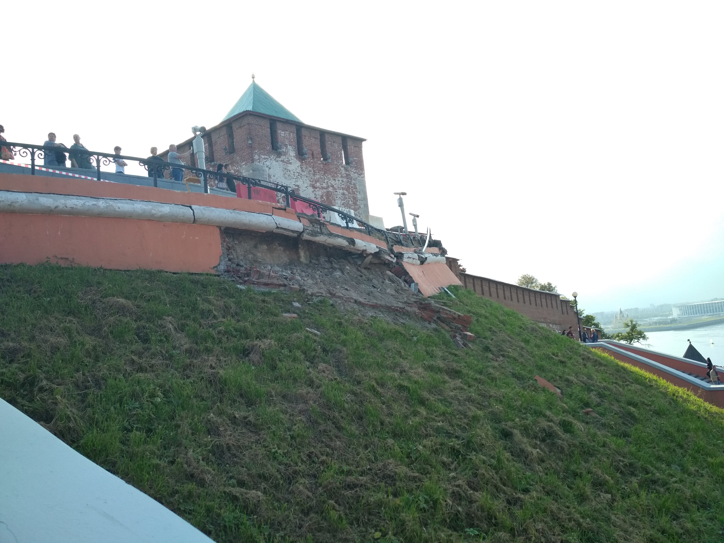 Верхняя смотровая площадка Чкаловской лестницы частично обрушилась в Нижнем Новгороде