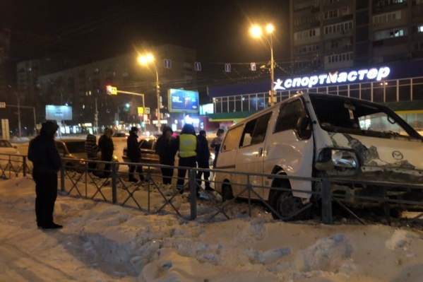 Водитель микроавтобуса прекратил движение, только когда въехал в сугроб Водитель микроавтобуса прекратил движение, только когда въехал в сугроб 