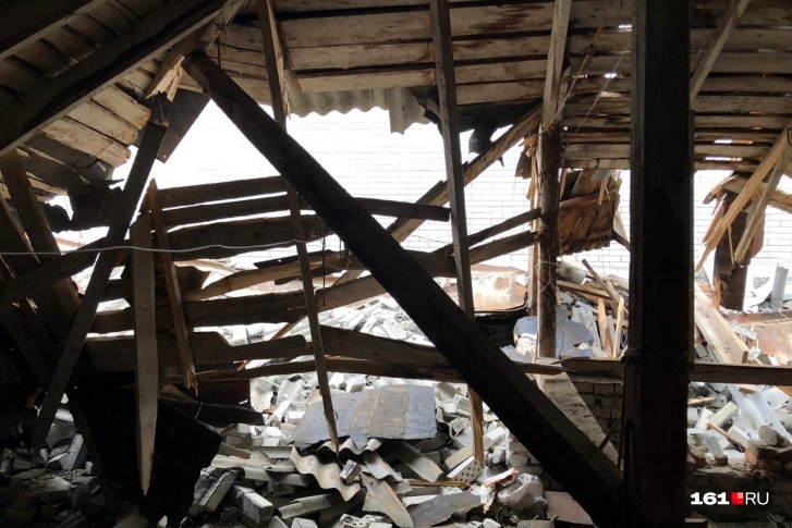 Крыша четырехэтажного дома оказалась разрушена после того, как на нее упала стена долгостроя