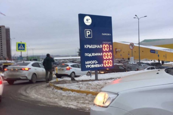 Желающих попасть в магазин много, а выезжать никто не торопится Желающих попасть в магазин много, а выезжать никто не торопится