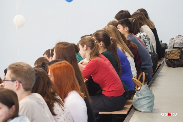 Следователи выясняют, скольким студентам преподаватель предлагал сдать экзамены за деньги Следователи выясняют, скольким студентам преподаватель предлагал сдать экзамены за деньги