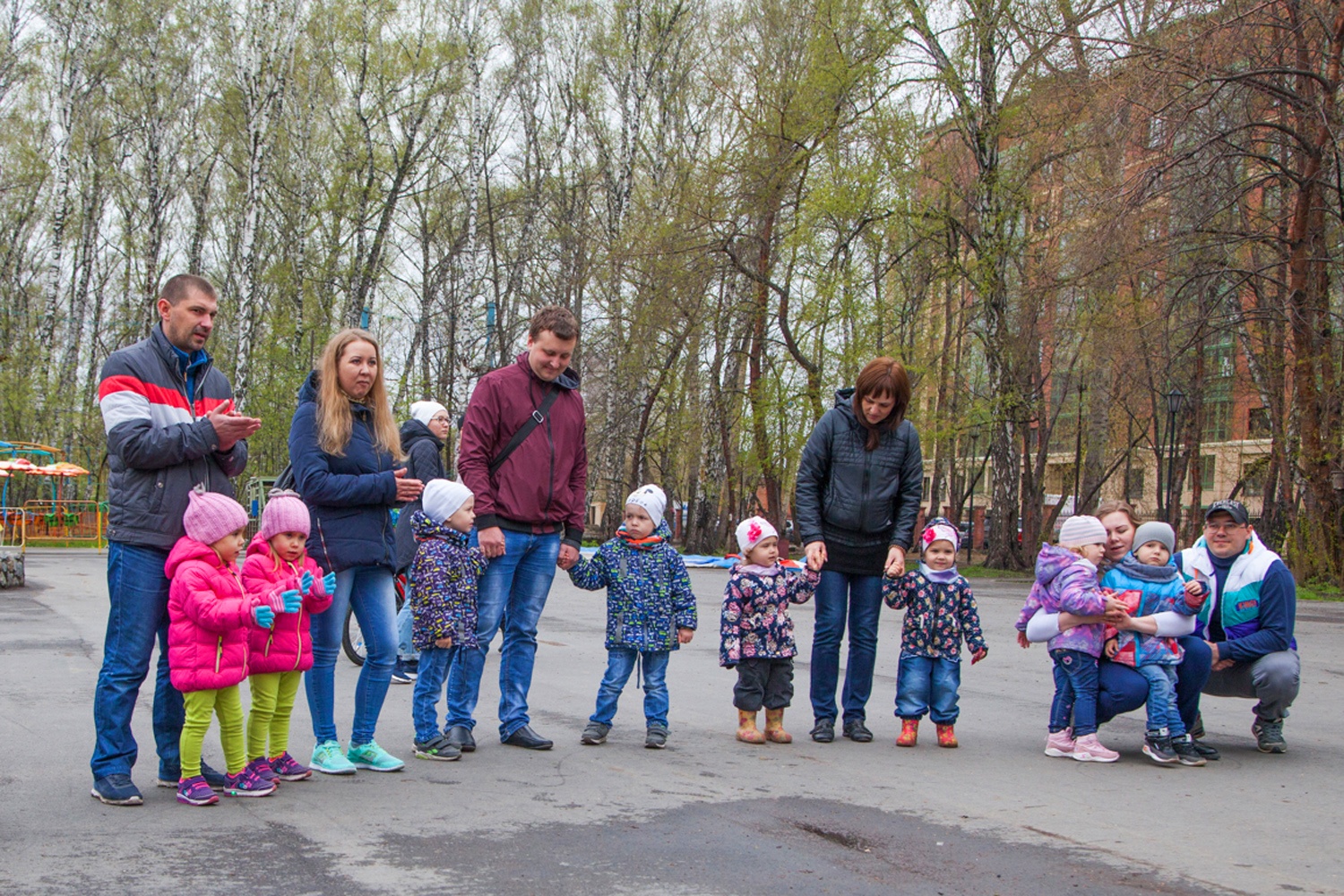 Родители двойняшек делятся друг с другом советами в соцсетях и на встречах Родители двойняшек делятся друг с другом советами в соцсетях и на встречах
