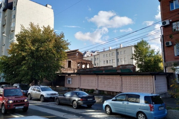 Здание почти исчезло — от него остался только фасад первого этажа Здание почти исчезло — от него остался только фасад первого этажа